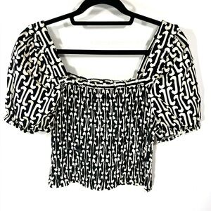 womans Monteau size Xl black/white animal print short sleeved crop top
